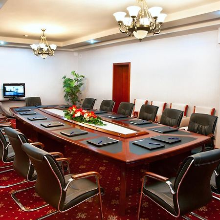 Goldman Empire Hotel Astana Buitenkant foto