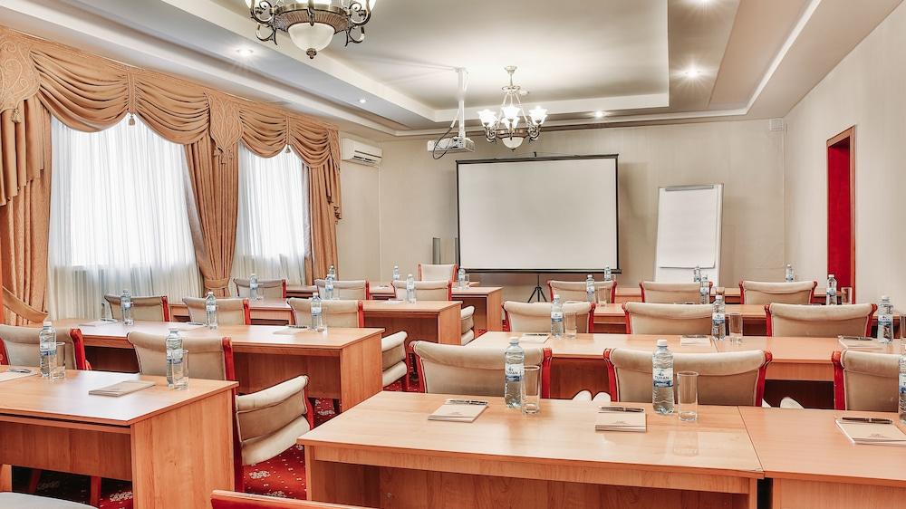 Goldman Empire Hotel Astana Buitenkant foto